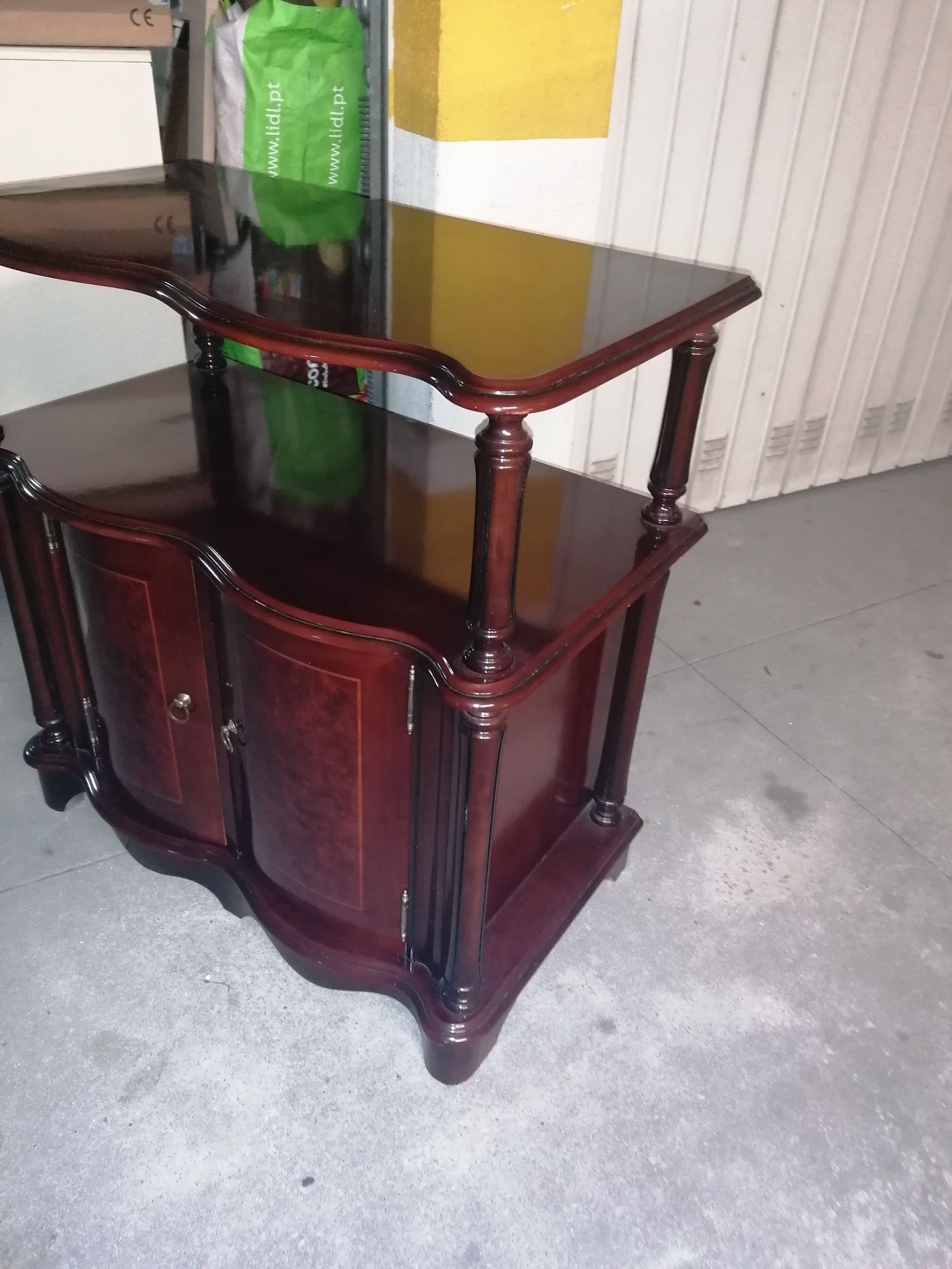 Mesa de TV /Bar em excelente estado