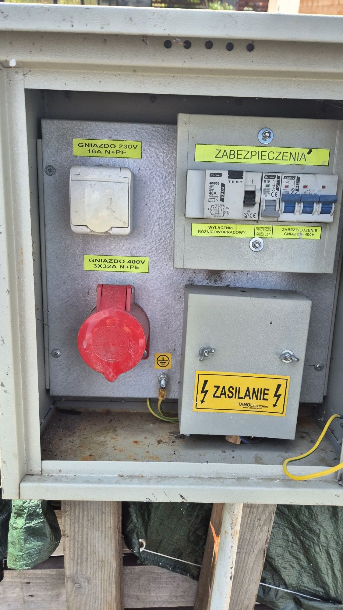 Rozdzielnia budowlana. Skrzynka elektryczna.