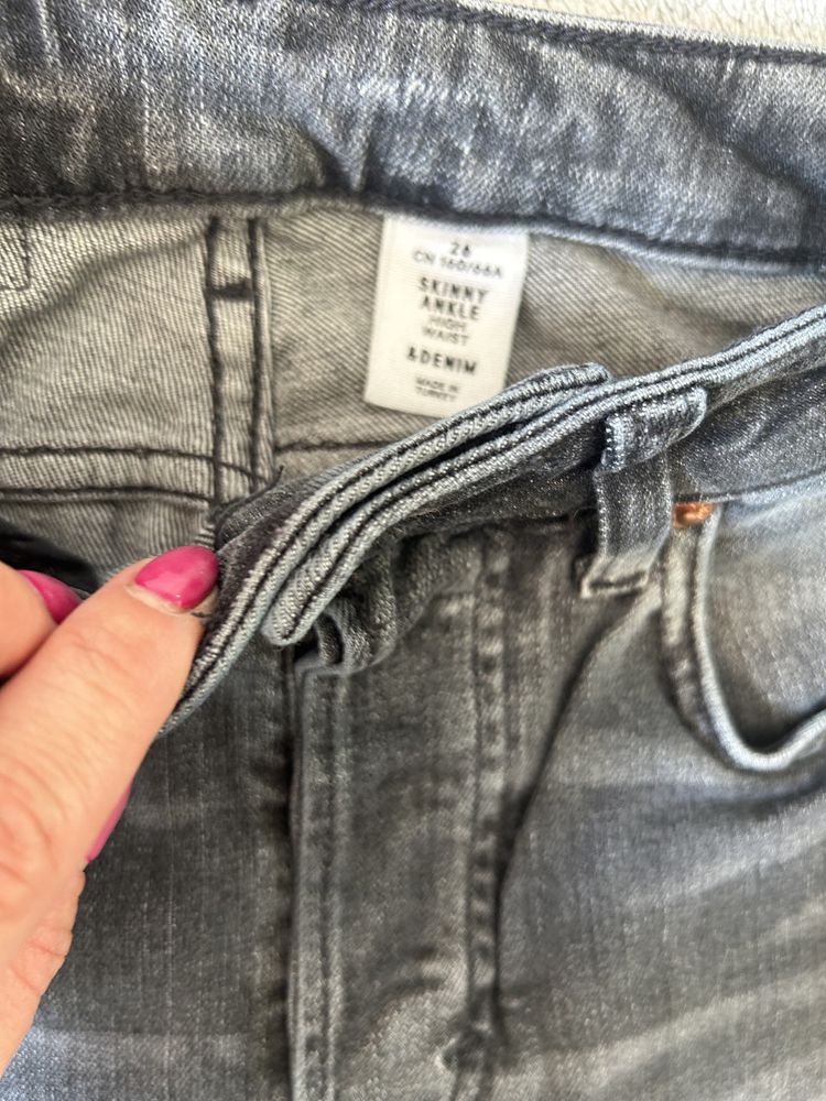 Szare spodnie jeans roz 26