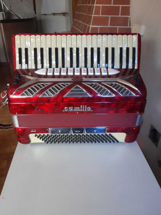 vendo acordion de teclas 120 baxos camilo
