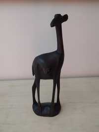Estátua africana girafa esculpida há mão