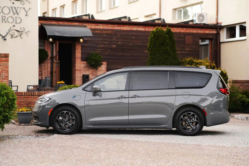 Chrysler Pacifica Chrysler Pacyifica Hybrid Red S