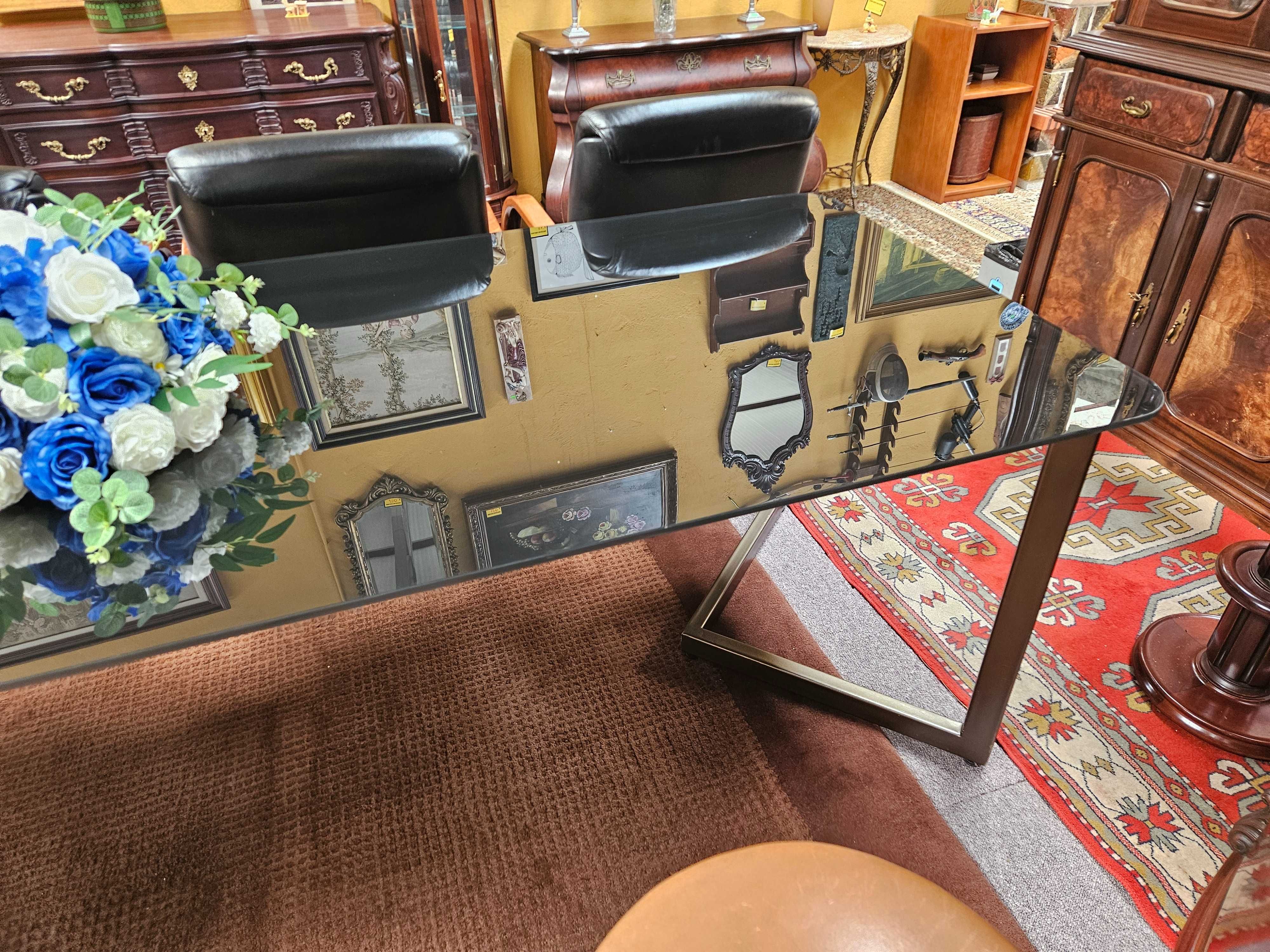 Grande mesa para sala ou escritório com estrutura em ferro e tampo em