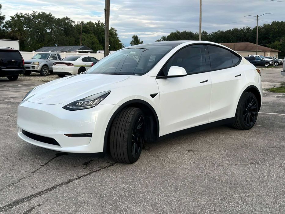 Tesla Model Y      2022