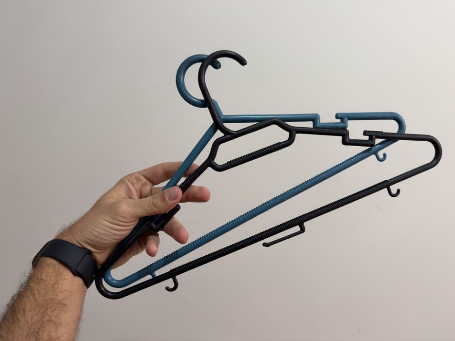 Cabides e cruzetas para roupa