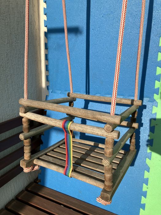 Huśtawka drewniana dla malucha – do ogrodu