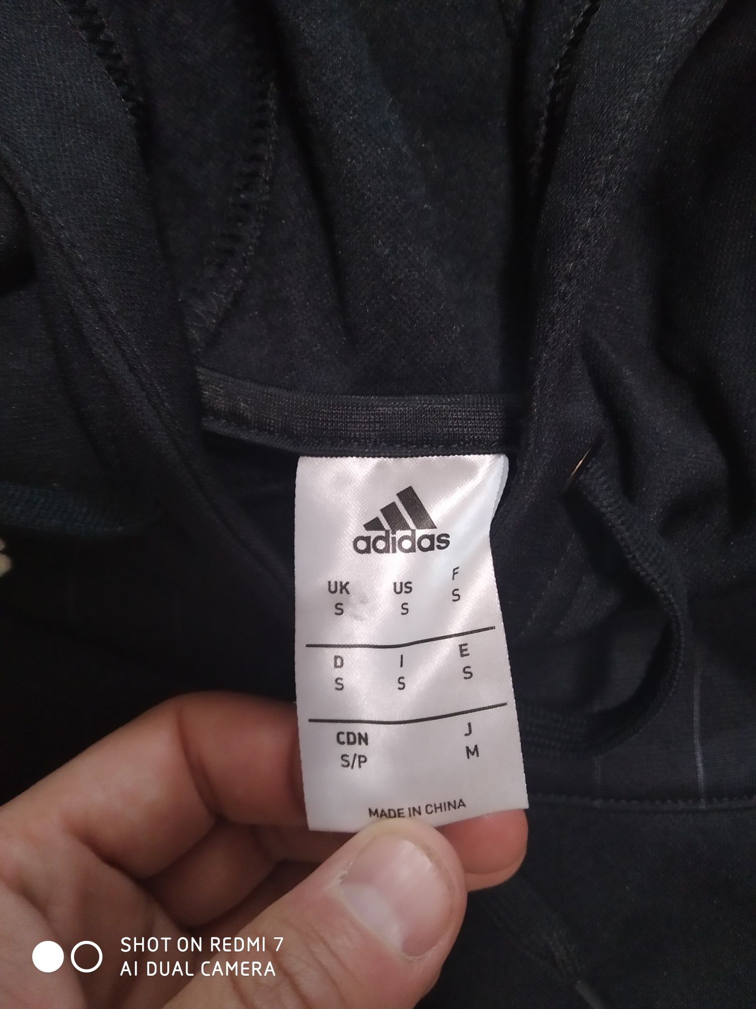 Продаю спортивную кофту Adidas