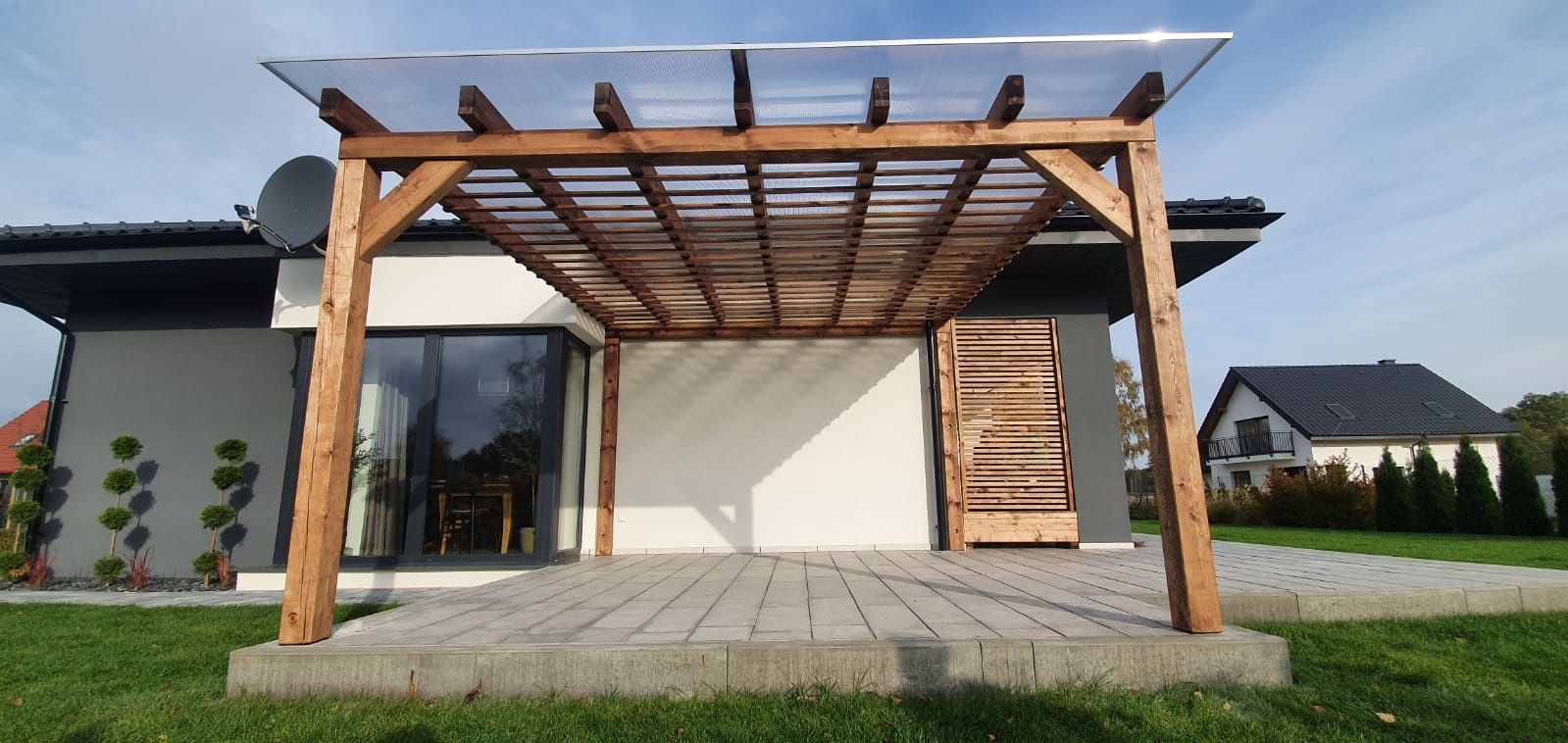 Zadaszenie tarasu, ruchome żaluzje drewniane