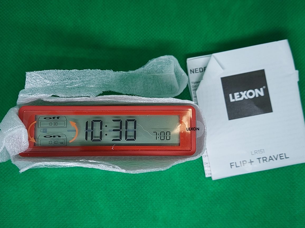 Budzik LEXON LCD FLIP Plus czerwony

Stan fabryczny, powystawowy, nieu