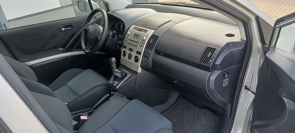 Sprzedam bardzo ładną Toyotę Corollę Verso mały przebieg tylko 133 tys