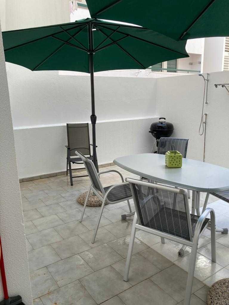 Junto à 1ª linha da praia T2 com terraço privado