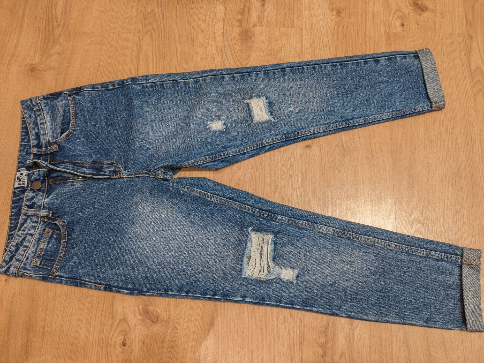 Синие узкие джинсы с фабричными потёртостями