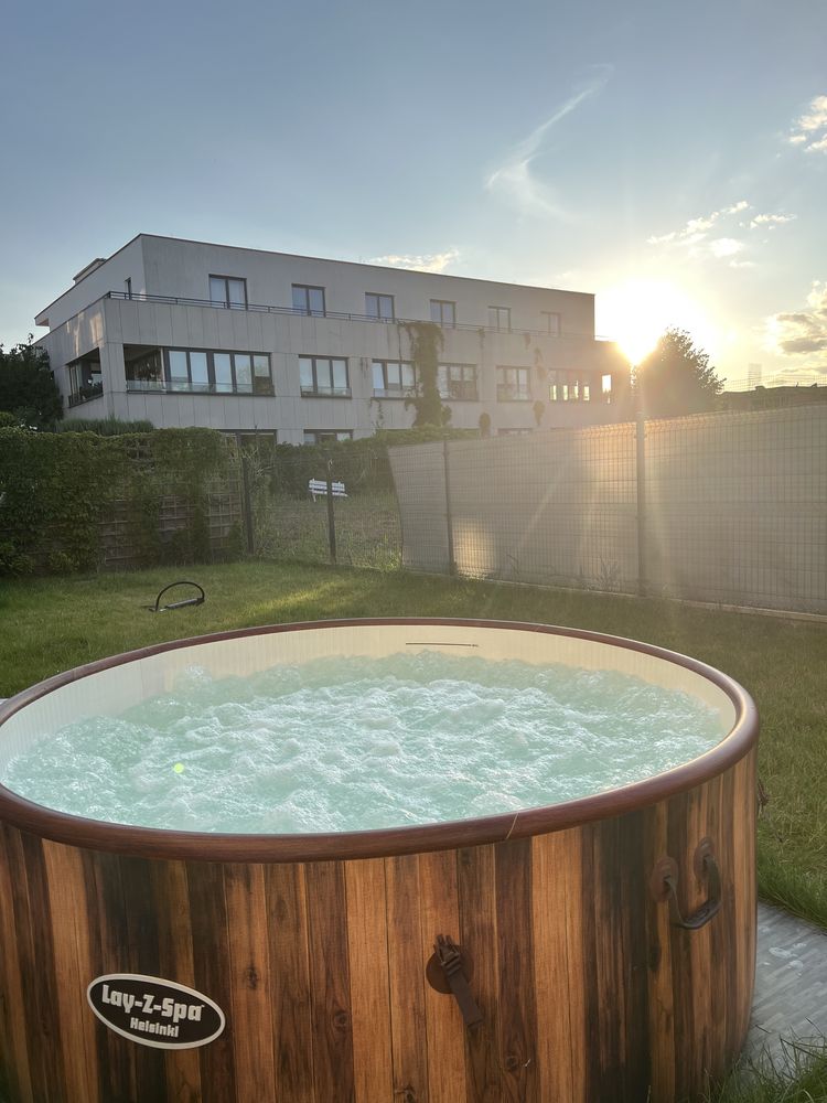 Jacuzzi Helsinki Bestway, lekkie uszkodzenie - patrz opis