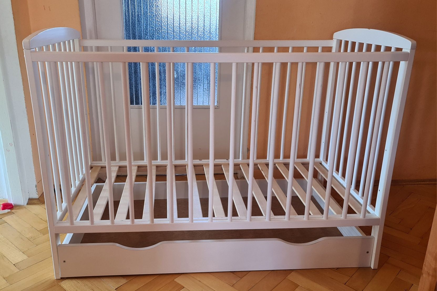Białe łóżeczko dla dzieci z szufladą i materacem