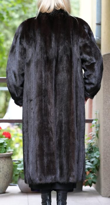 Dlugie futro z ekskluzywnych norek . Mało używane.