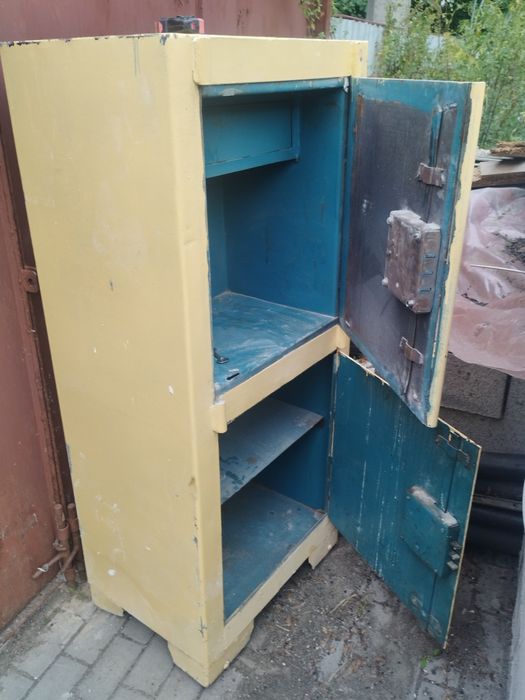 Продам сейф на два віділення