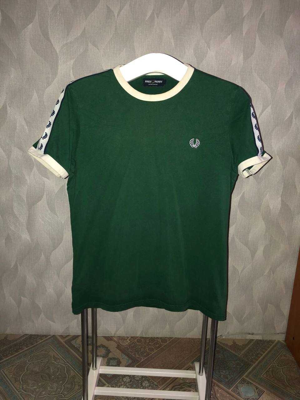 Fred Perry на лампасах футболка зеленая