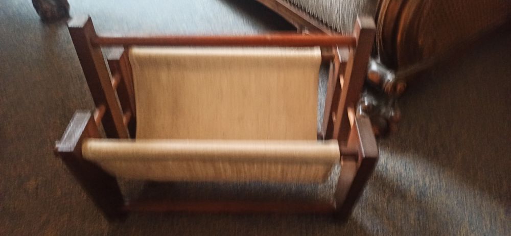 Gazetownik drewniany z plótnem lnianym