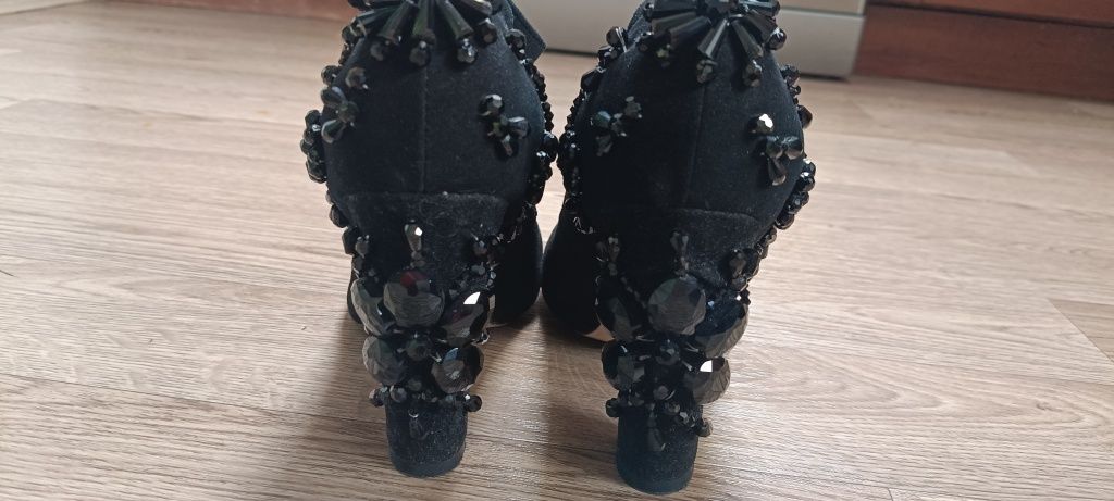 Czarne buty zamszowe, koraliki na obcasie,  Dolce&Gabbana