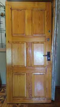 Продам дверь входную деревянную с дверной коробкой 206x96 см и замками