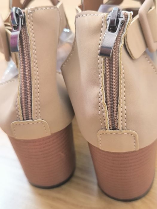 Sandálias novas muito bonitas