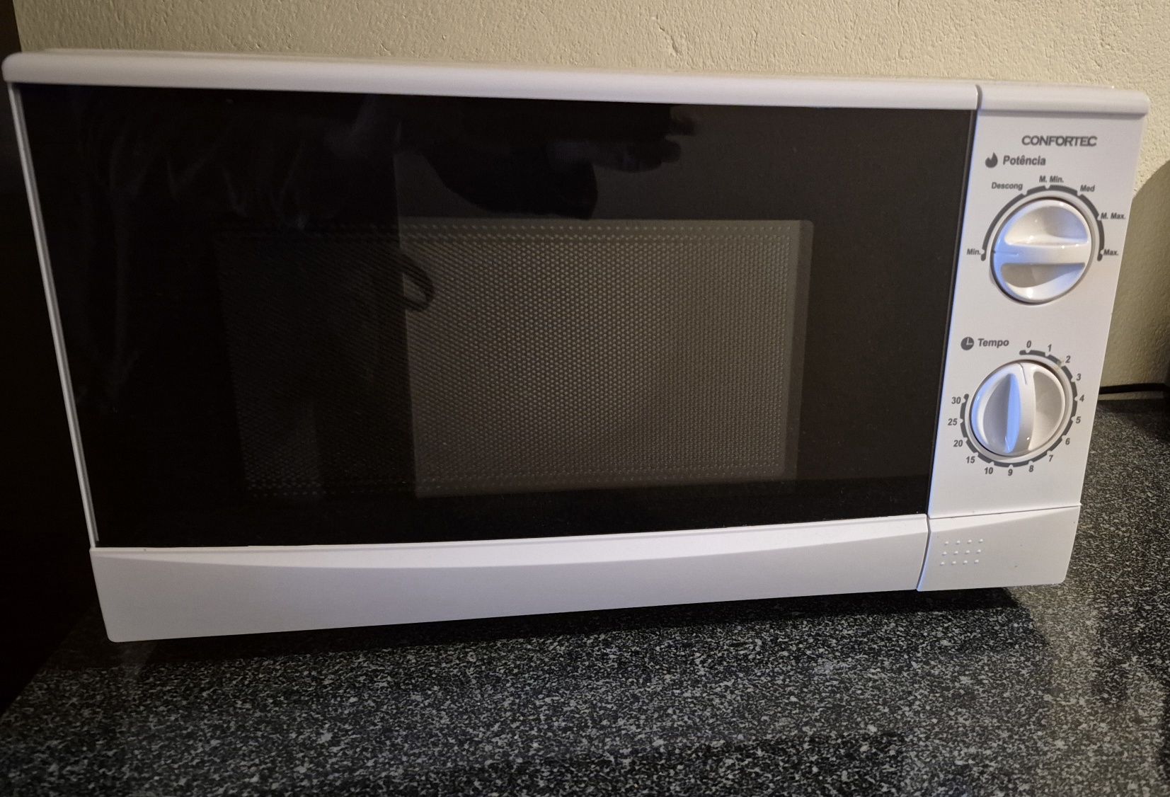 Micro-ondas CONFORTEC MO720W