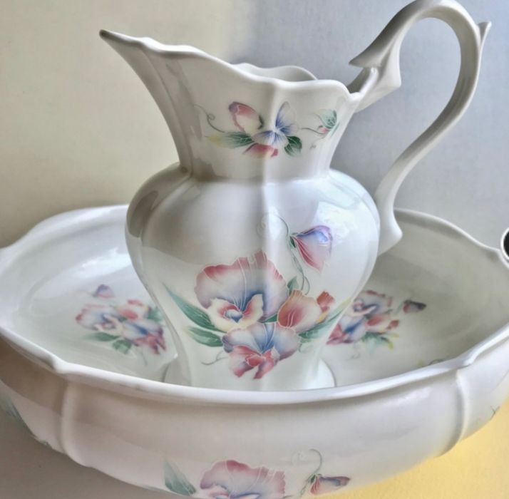 Старовинний красивий посуд