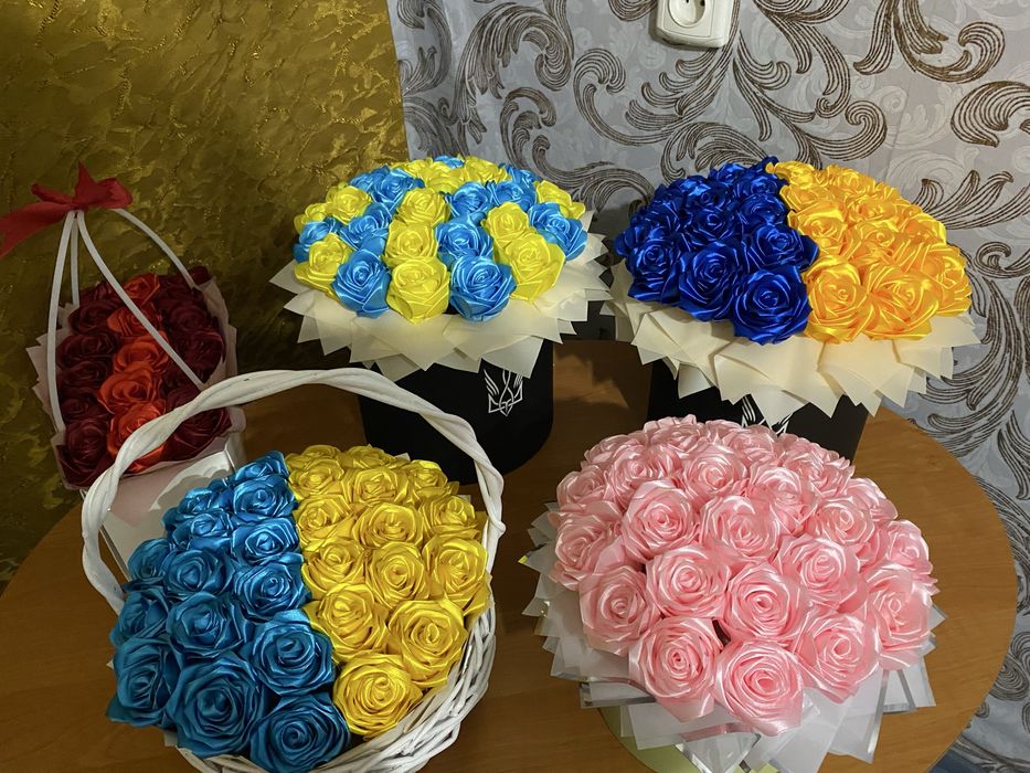 Квіти з атласної стрічки в наявності