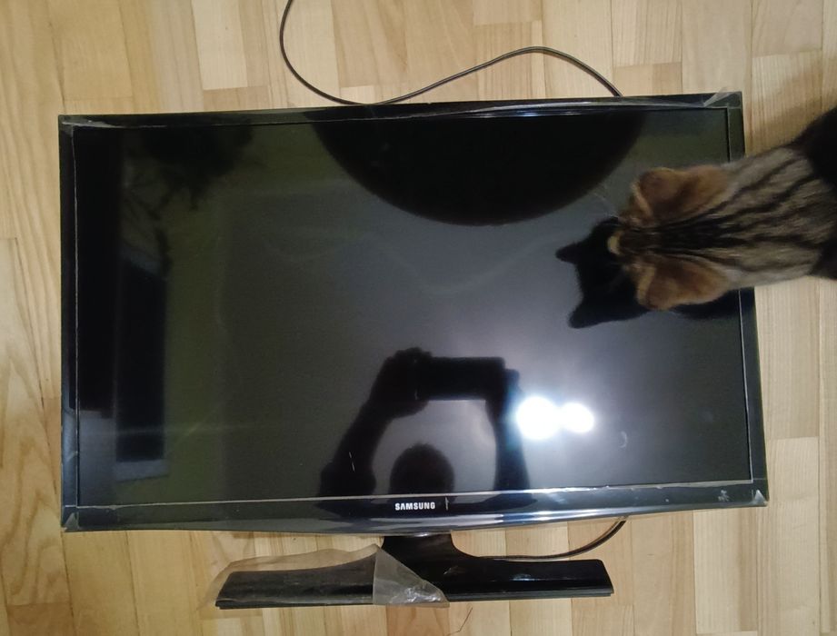 Телевізор Samsung UE28J4100AK