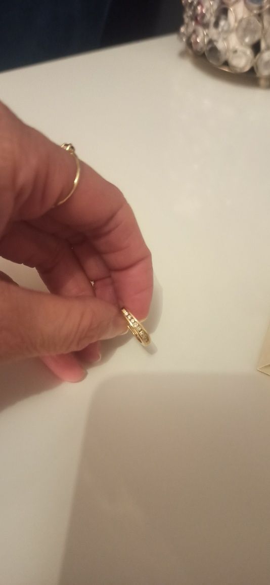 Złoty kolczyk 585 z diamentami.