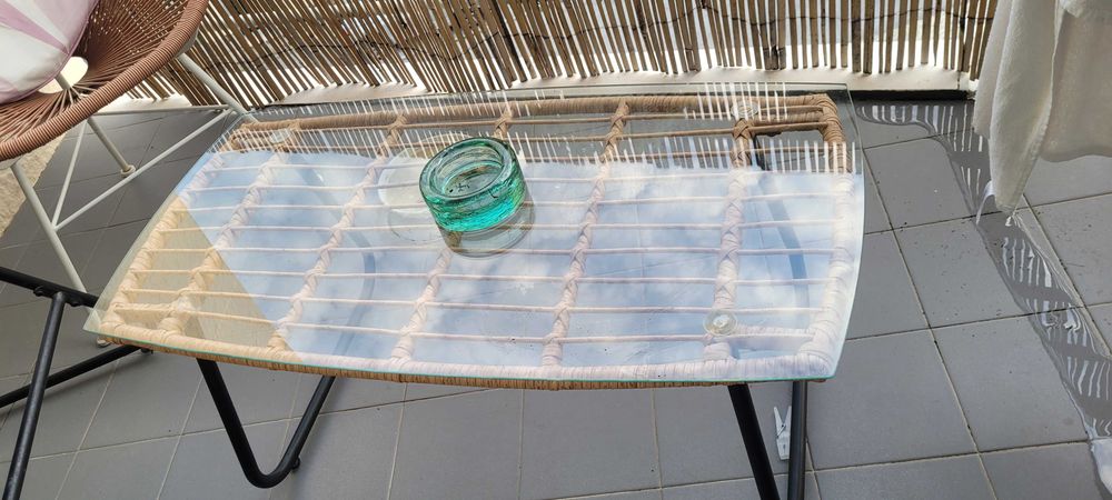 Mesa de centro de vime e tampo de vidro