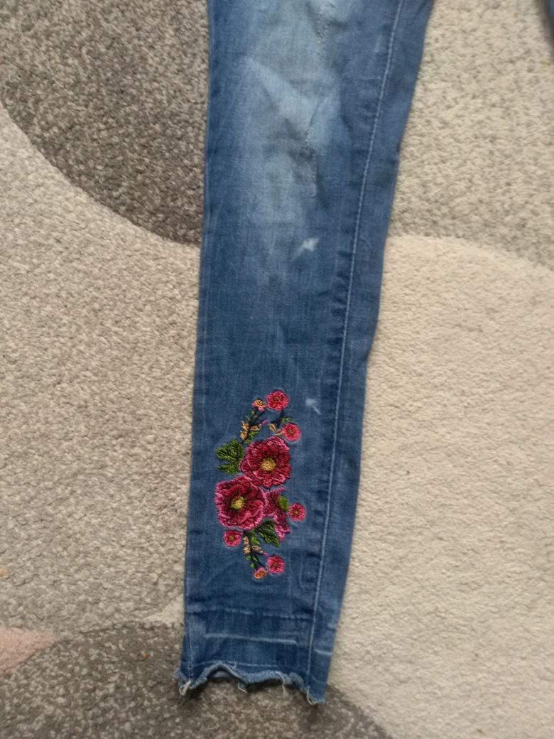 ładne miękkie spodnie dżinsowe tregginsy w haftowane kwiaty r. 140