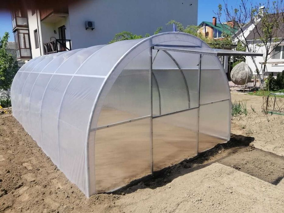 Теплиці та парники для вирощування овочів та росзади