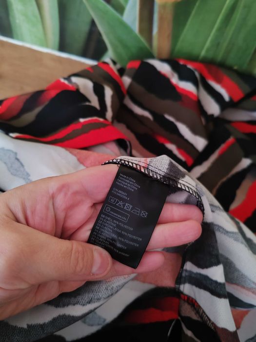 Śliczna koktajlowa mini sukienka H&M rozmiar 44 poliester/elastan