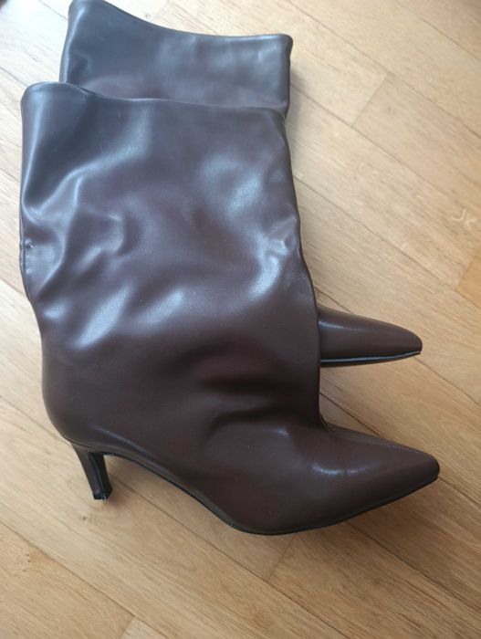 Krótkie kozaki damskie z szerszą cholewką brązowe r 37