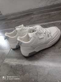 Нові кросівки білі