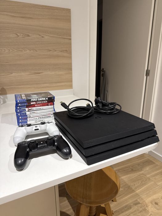Ps4 Pro 1Tb com dois comandos e jogos