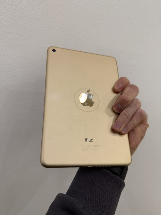 Ipad mini 4 a 1538 на деталі або відновлення.