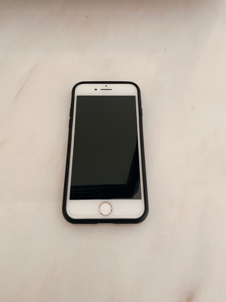 iPhone 7 com capa e protetor de ecrã