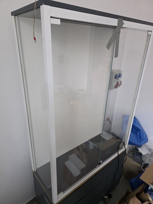 Gablota szklana witryna gablotka sklepowa wystawka LED
