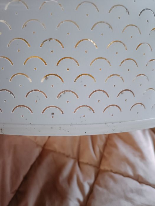 Candeeiro IKEA branco e dourado