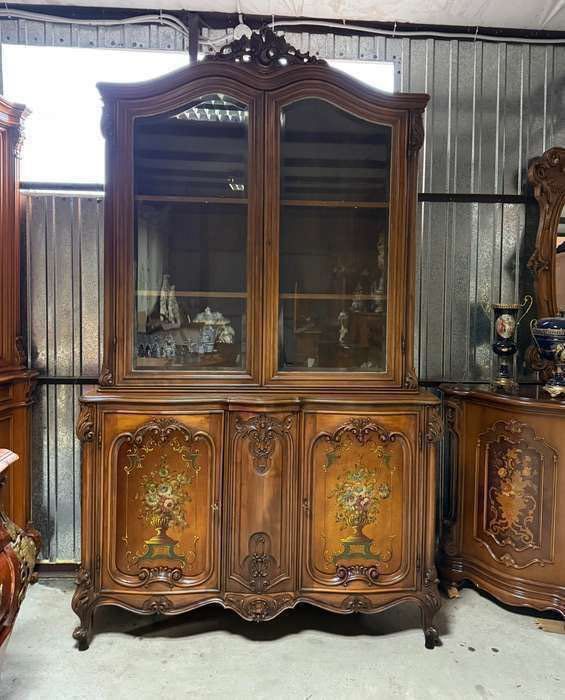 Włoska unikatowa drewniana witryna