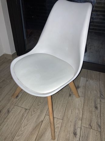 Krzesła w stylu skandynawskim drewniane nogi / 4 sztuki