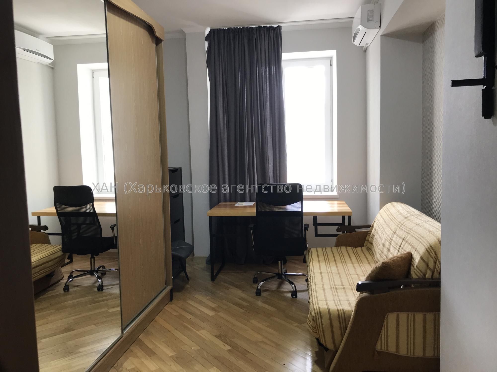 Продам 4к кв.у центрі міста 120тис.з послугами АН  М52