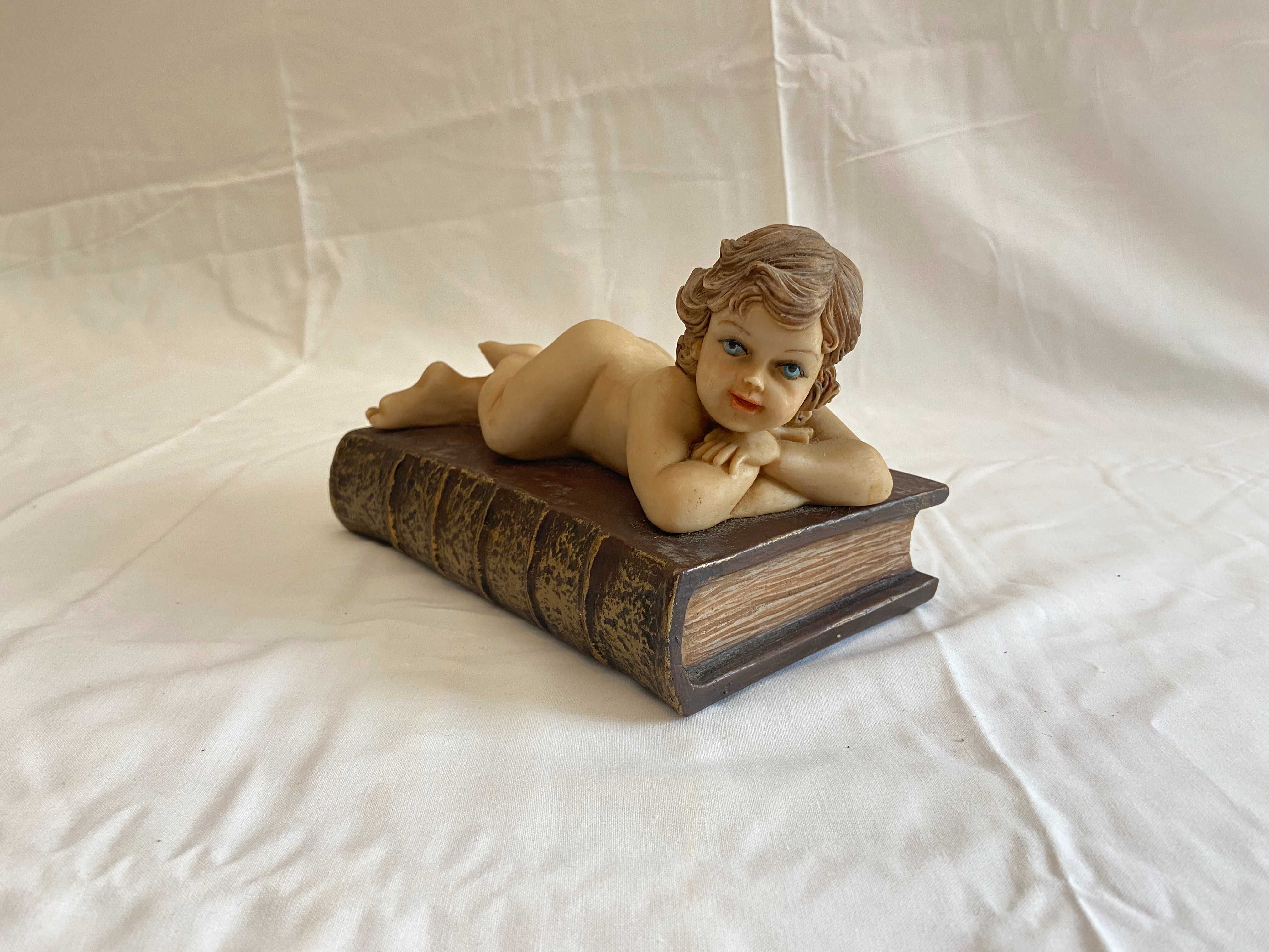 Estatueta / Cerra Livros em Marfinite “Menino Deitado Sobre Livro”