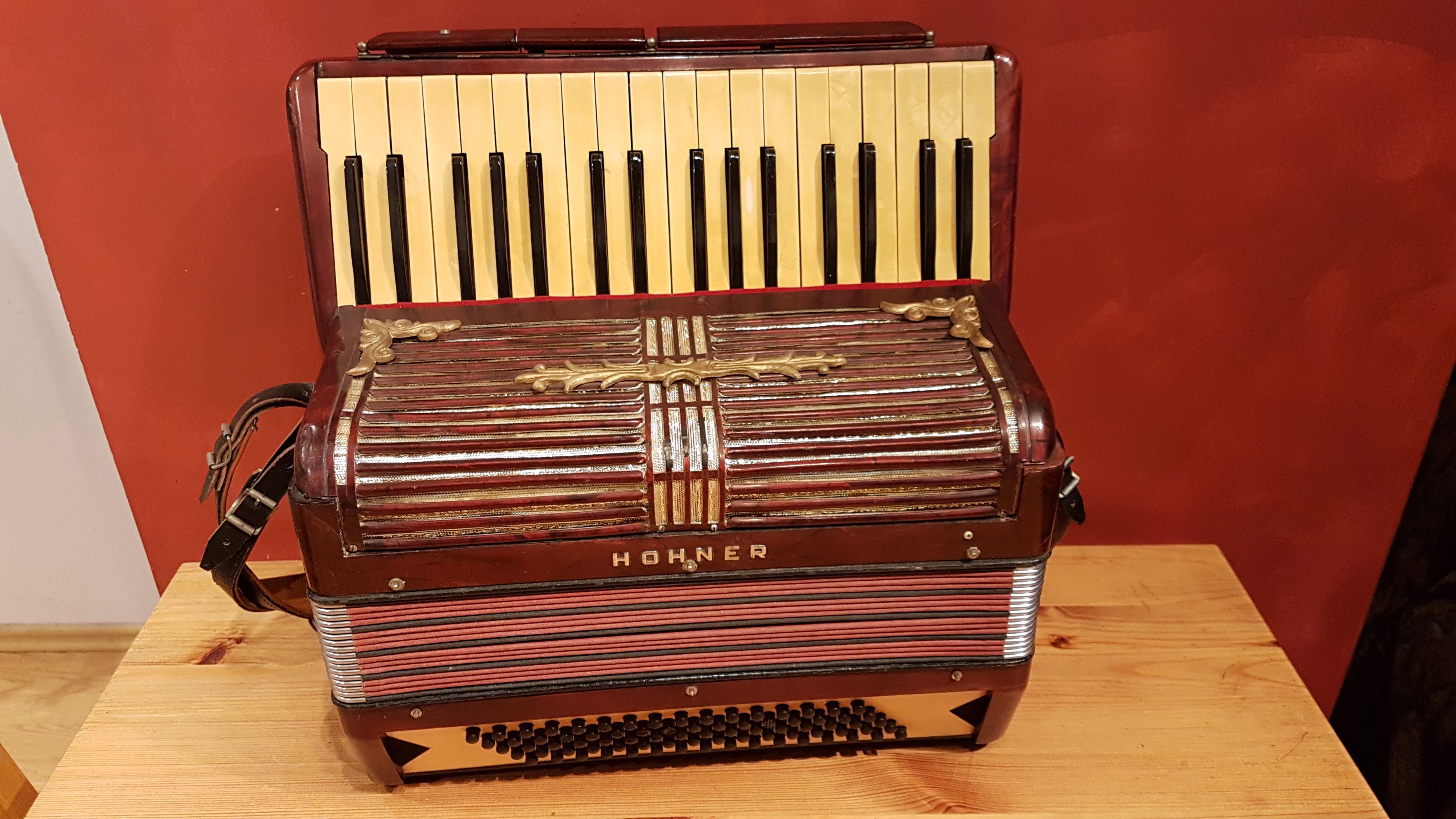 Hohner – 80 basów, 6 registrów