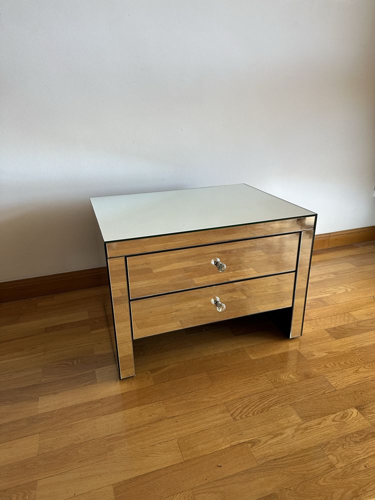 Mesa de cabeceira espelhada