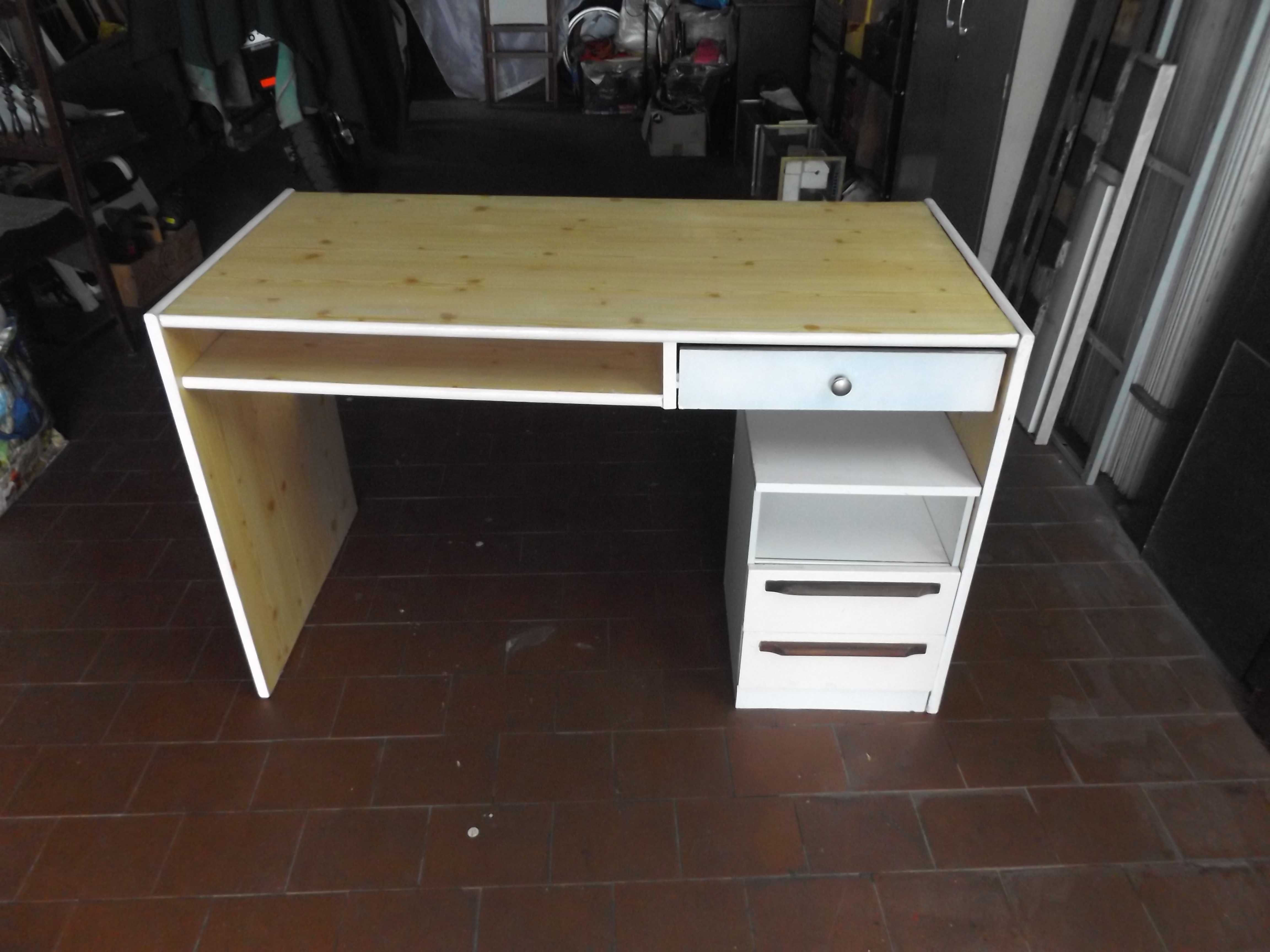 Secretária/ Mesa de trabalho