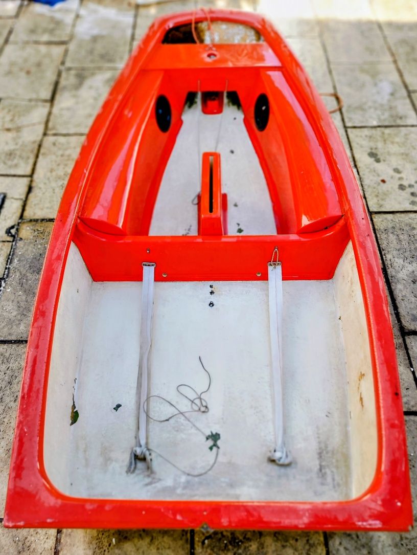Barco vela ou bote de apoio