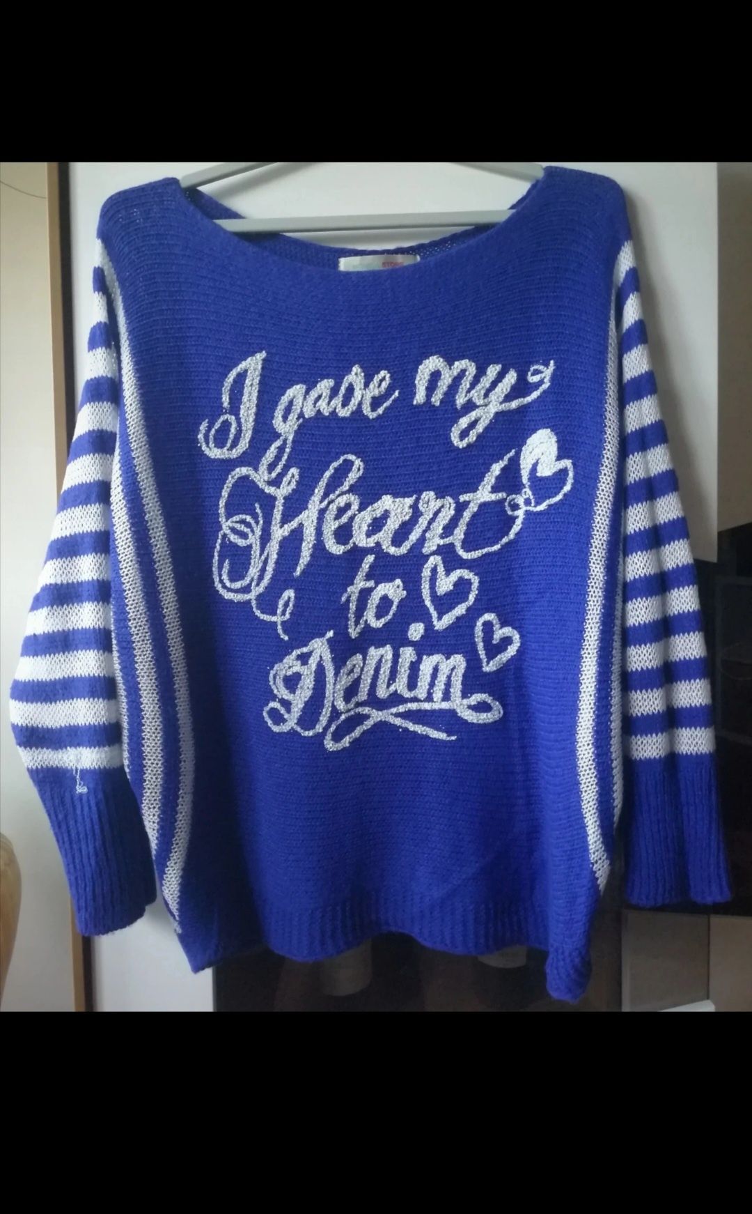 Camisola azul e branca